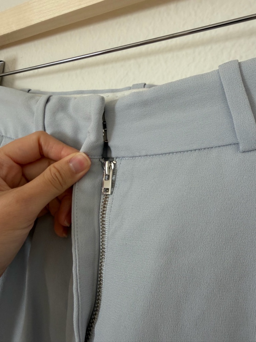 Aritzia Babaton Effortless Shorts Size 4 Pastel Blue Office Minimalist Neutral - Picture 2 of 12